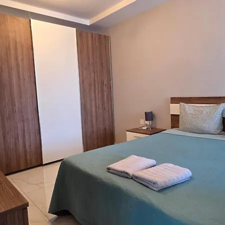 Mediterranean Bliss - Located Right On Waters Edge 아파트 *